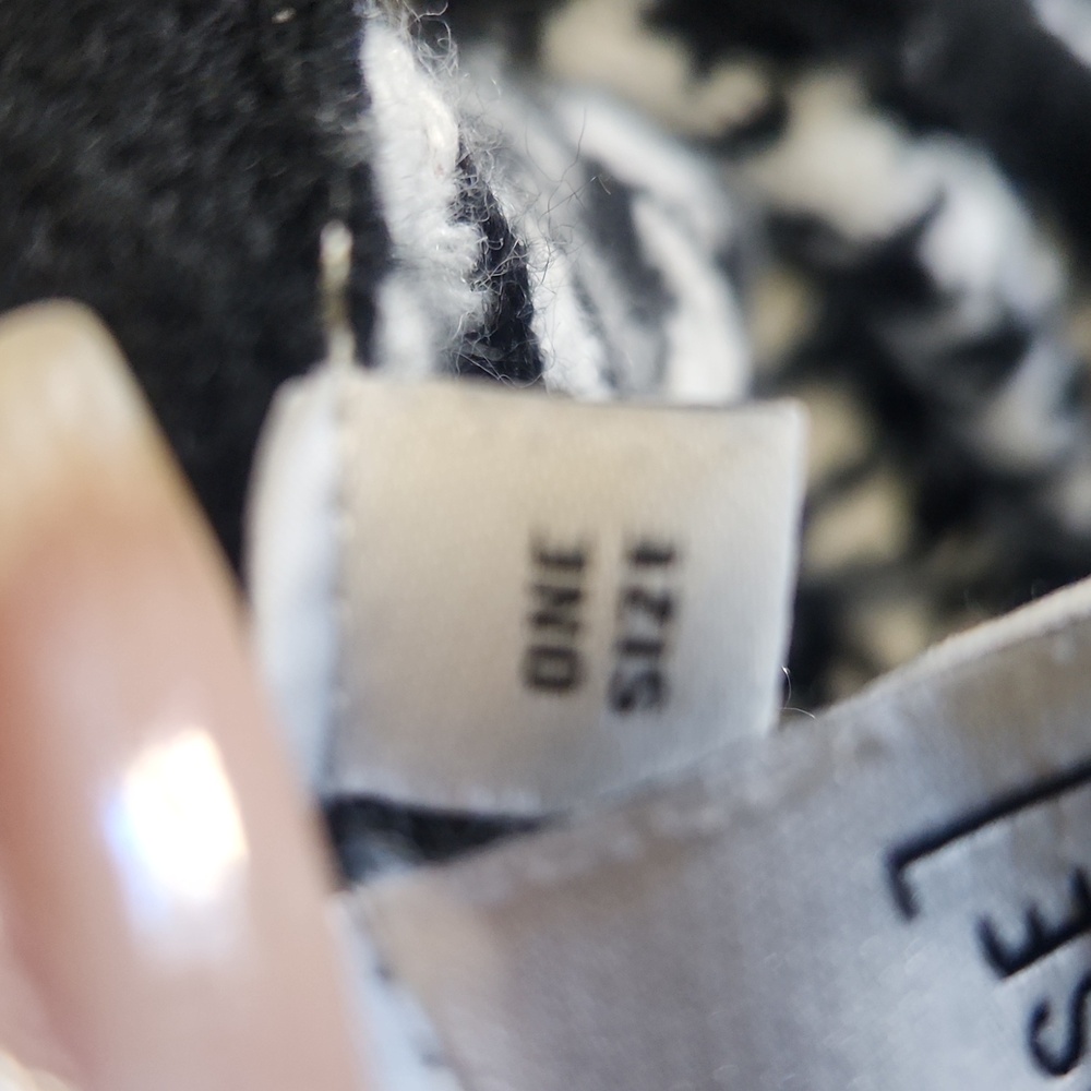 Junarose Black and White Women's Cape - Picture 5 of 6